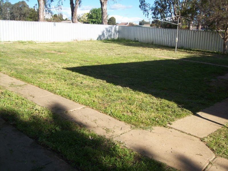 7 Warren Place, Mount Austin NSW 2650