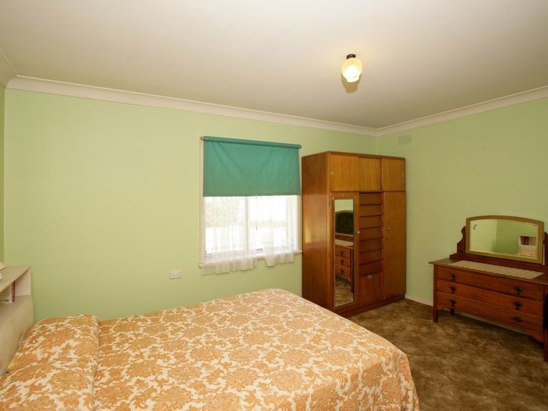 11 Holloway Street, Tolland NSW 2650