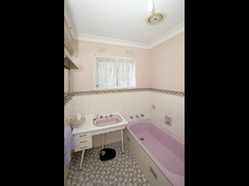 11 Holloway Street, Tolland NSW 2650