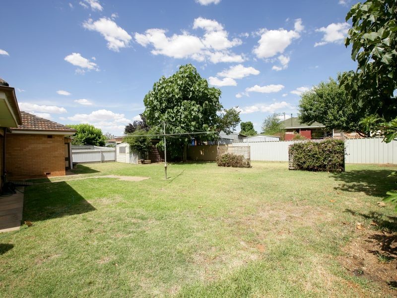 11 Holloway Street, Tolland NSW 2650