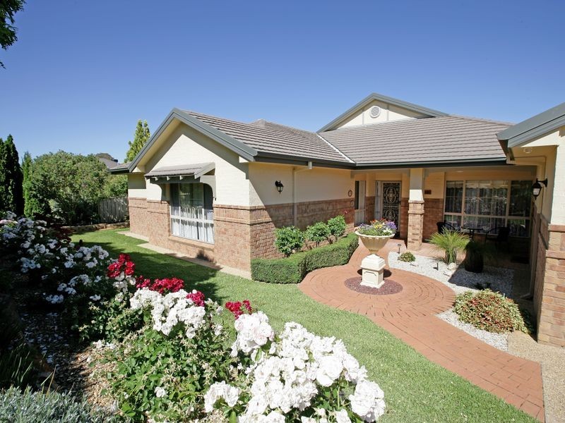 5 Lakehaven Drive, Lake Albert NSW 2650