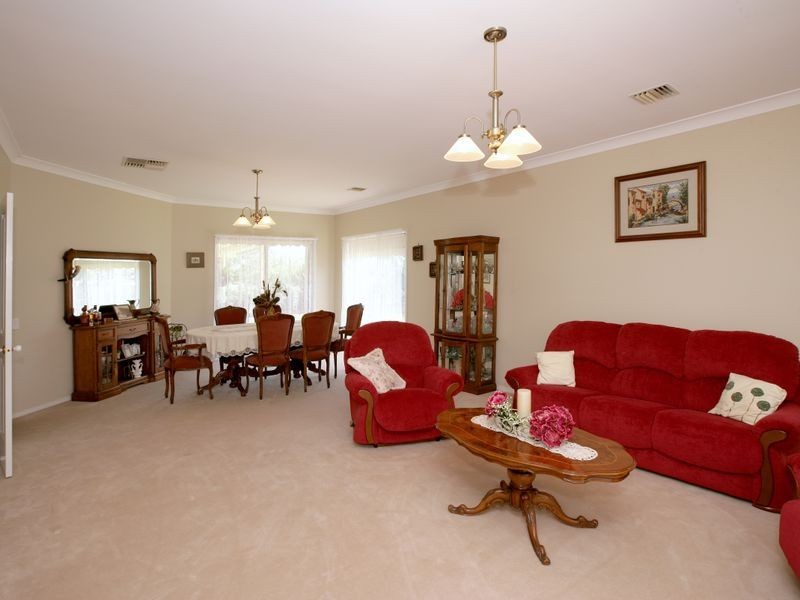 5 Lakehaven Drive, Lake Albert NSW 2650