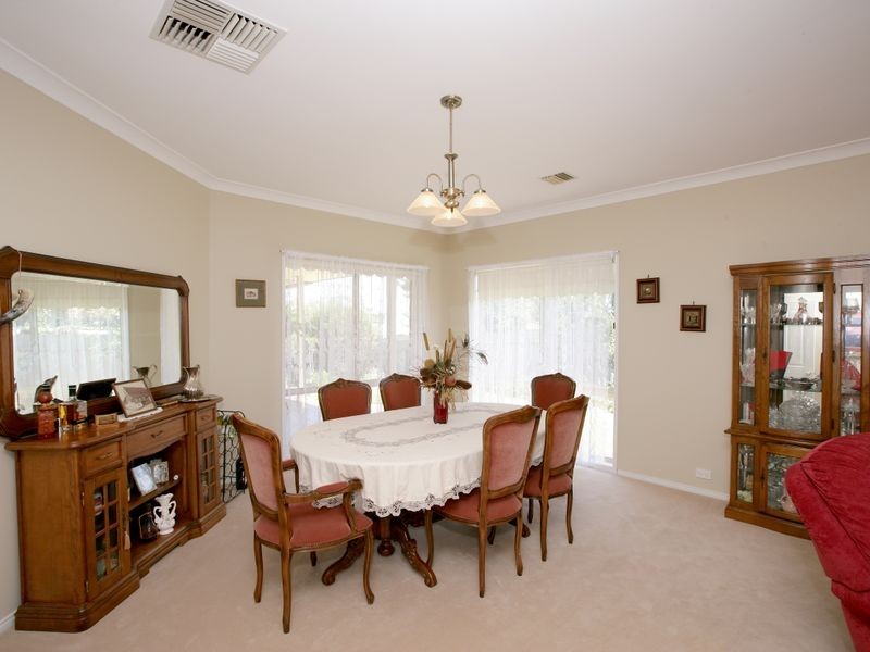 5 Lakehaven Drive, Lake Albert NSW 2650