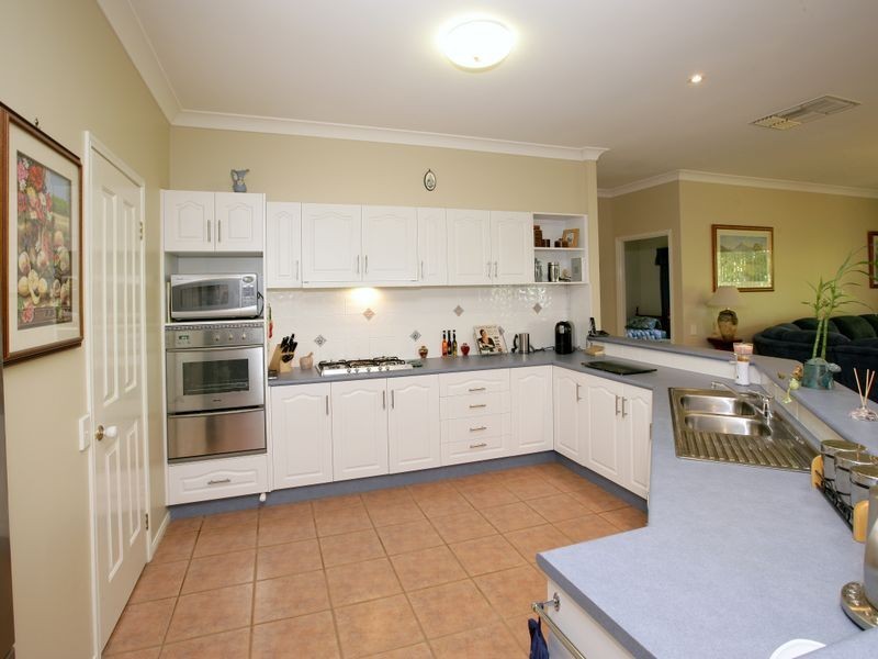 5 Lakehaven Drive, Lake Albert NSW 2650