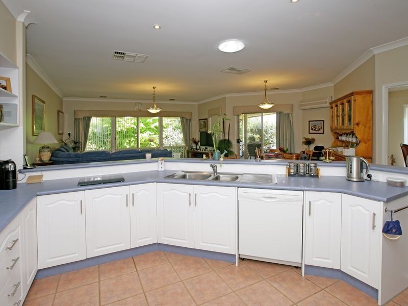 5 Lakehaven Drive, Lake Albert NSW 2650