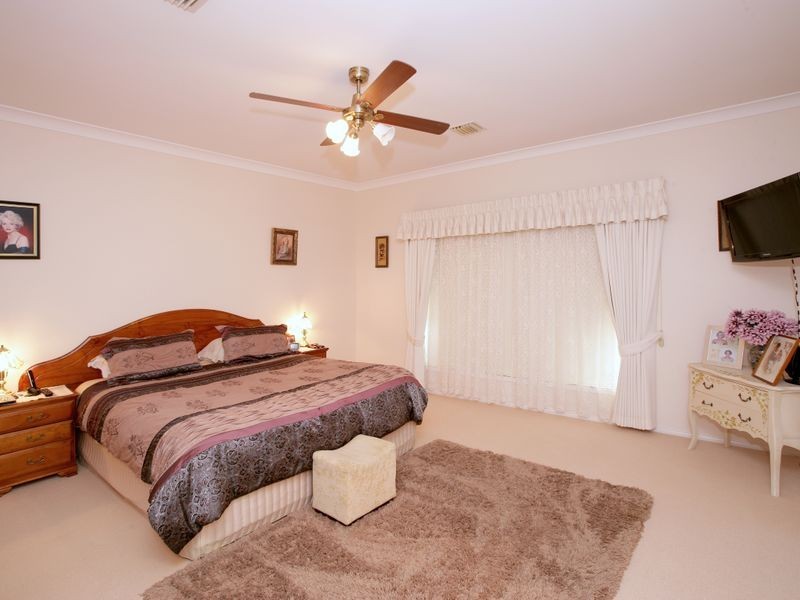 5 Lakehaven Drive, Lake Albert NSW 2650