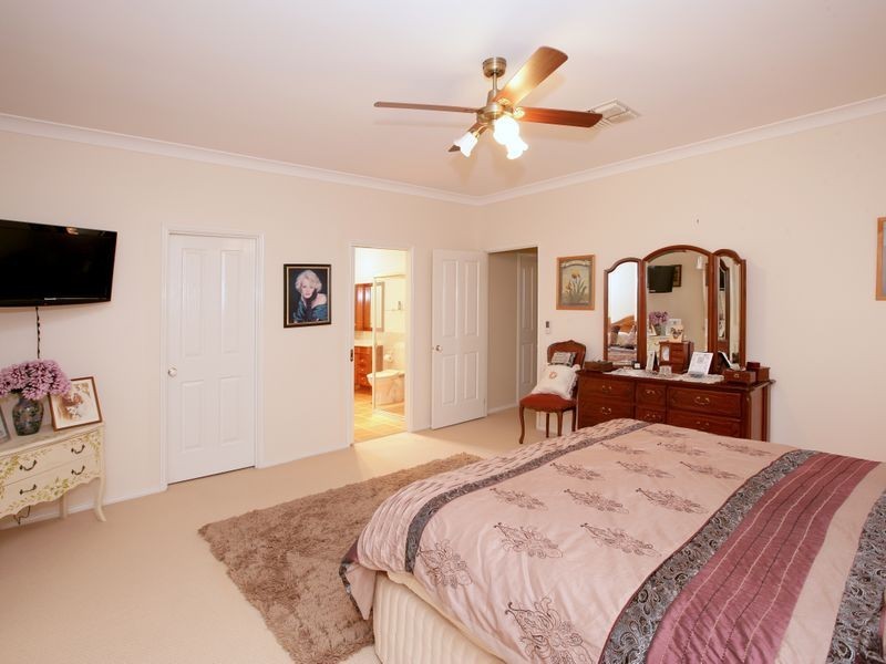 5 Lakehaven Drive, Lake Albert NSW 2650