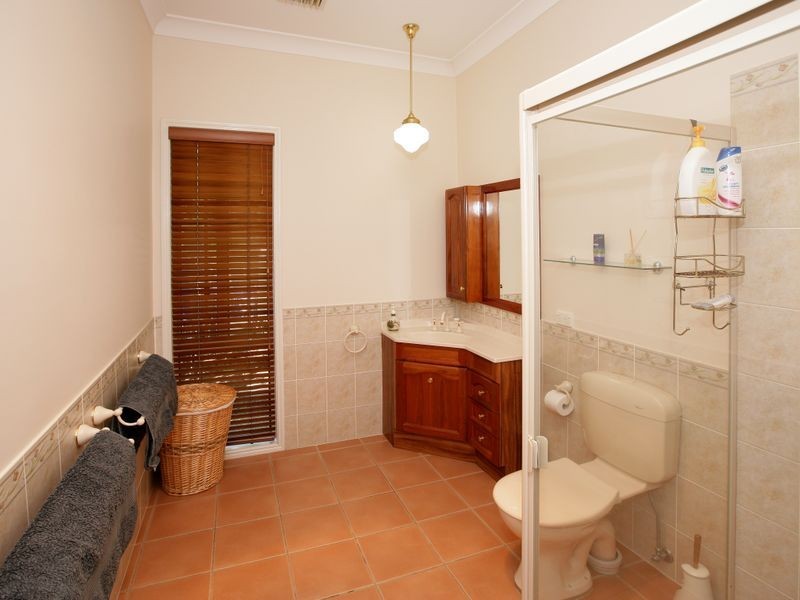 5 Lakehaven Drive, Lake Albert NSW 2650