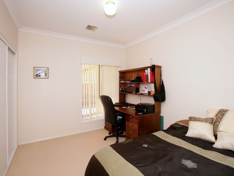 5 Lakehaven Drive, Lake Albert NSW 2650