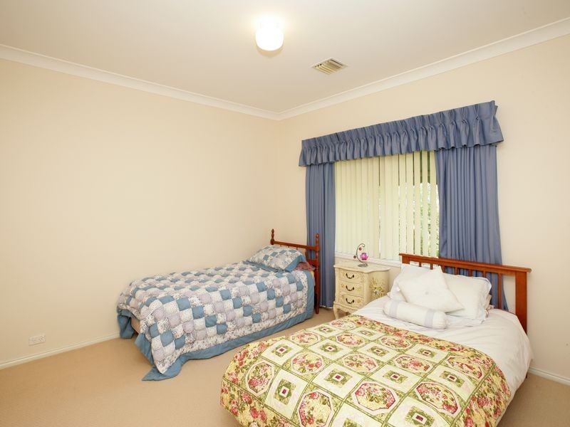 5 Lakehaven Drive, Lake Albert NSW 2650