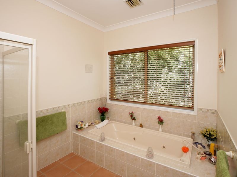 5 Lakehaven Drive, Lake Albert NSW 2650