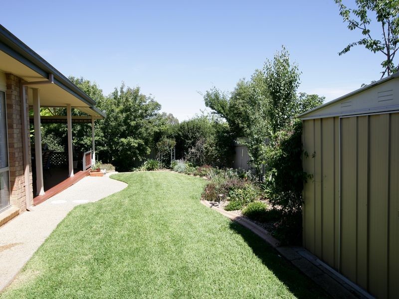 5 Lakehaven Drive, Lake Albert NSW 2650