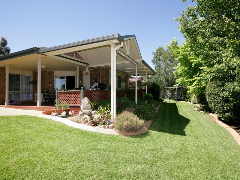 5 Lakehaven Drive, Lake Albert NSW 2650