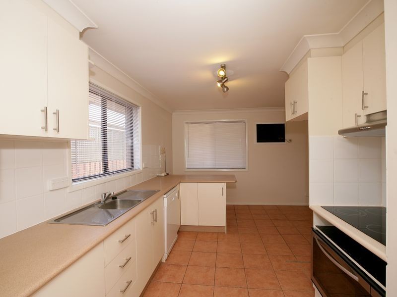 42 Undurra Drive, Glenfield Park NSW 2650