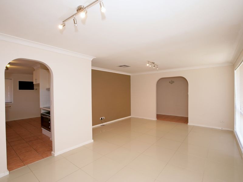 42 Undurra Drive, Glenfield Park NSW 2650