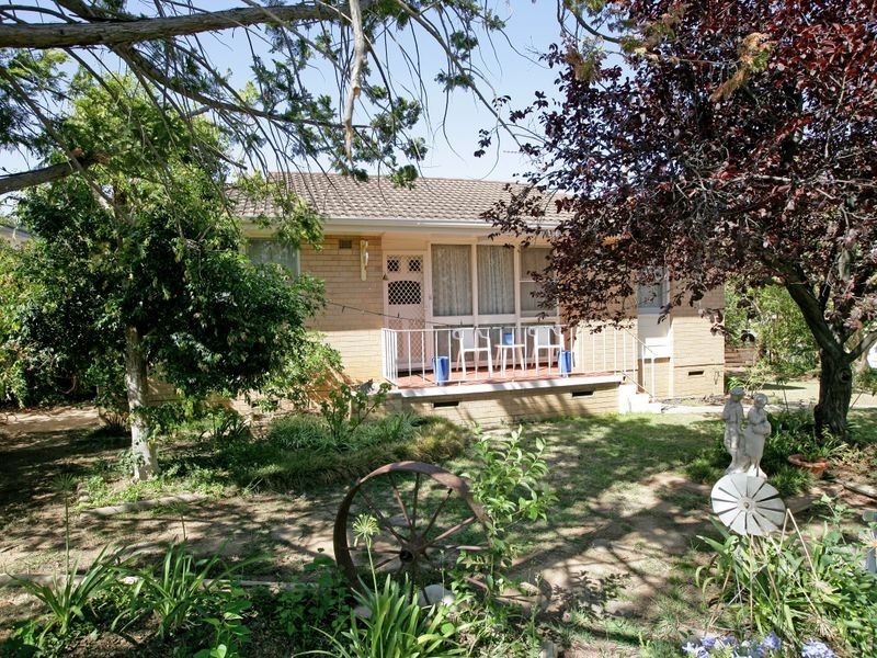 18 Tichborne Crescent, Kooringal NSW 2650