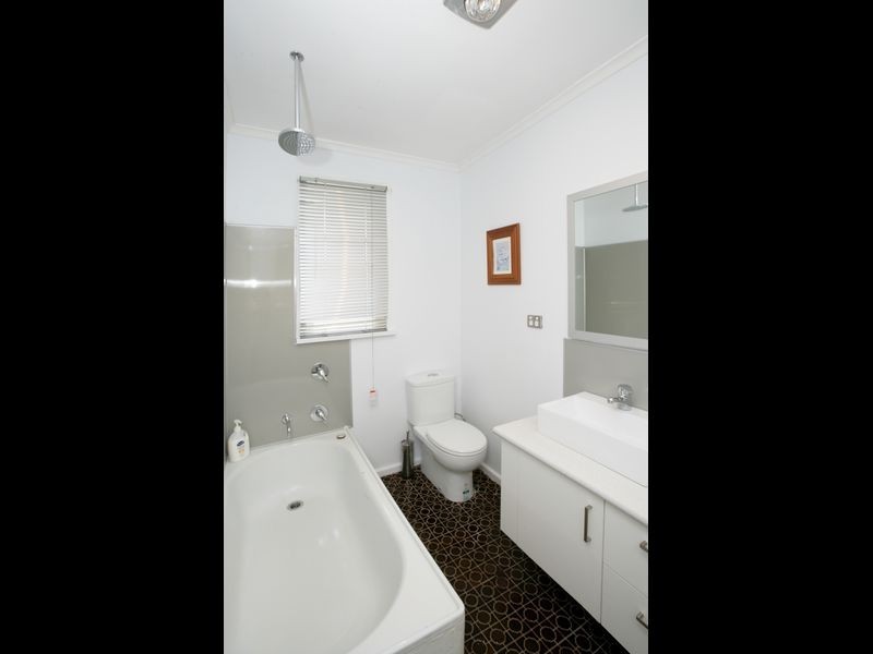 18 Tichborne Crescent, Kooringal NSW 2650