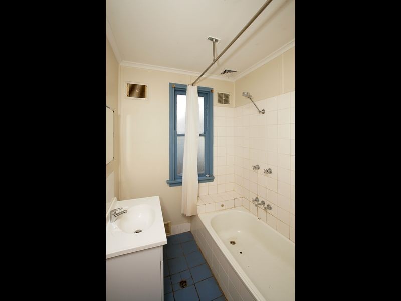 6 McKell Avenue, Mount Austin NSW 2650