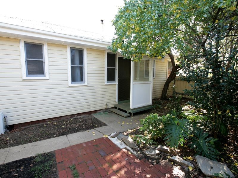 6 McKell Avenue, Mount Austin NSW 2650