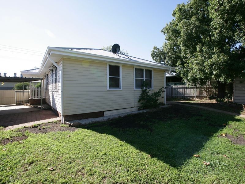 6 McKell Avenue, Mount Austin NSW 2650