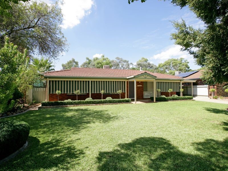 4 Jeeba Place, Glenfield Park NSW 2650