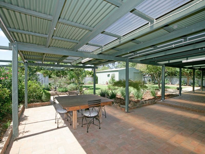 4 Jeeba Place, Glenfield Park NSW 2650