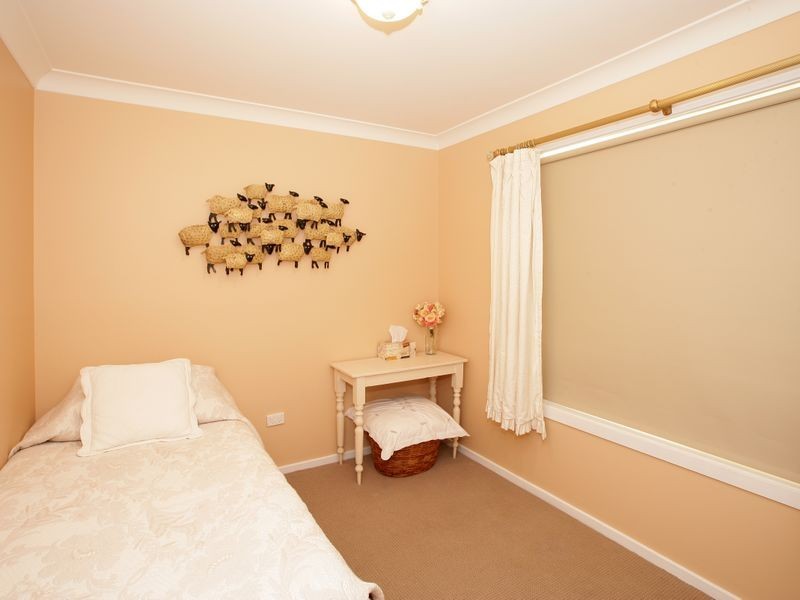 4 Jeeba Place, Glenfield Park NSW 2650