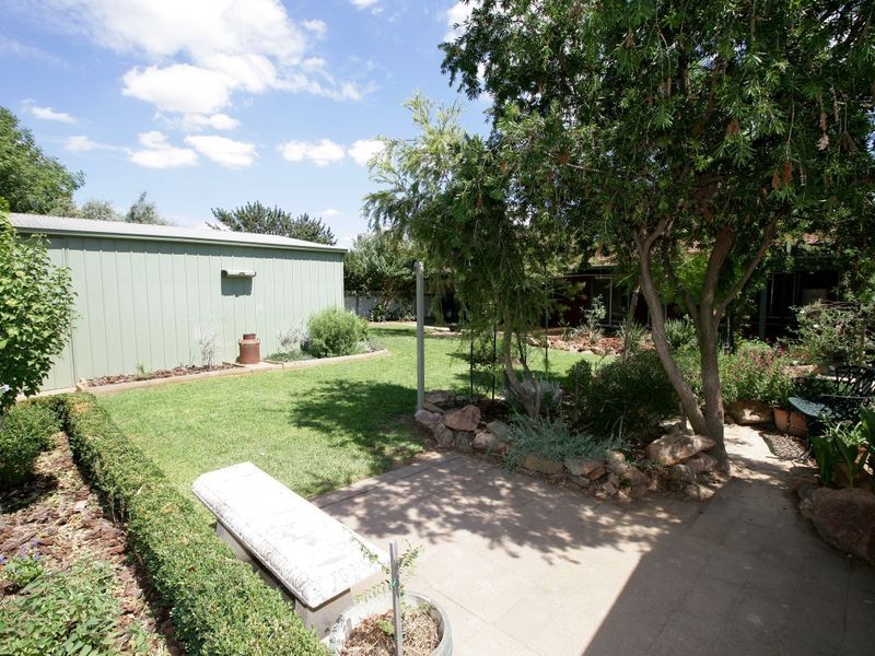 4 Jeeba Place, Glenfield Park NSW 2650