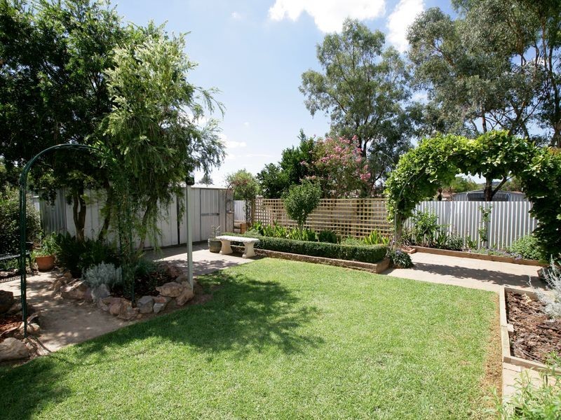 4 Jeeba Place, Glenfield Park NSW 2650