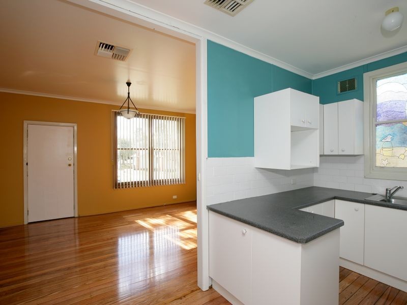 8 Phillip Avenue, Mount Austin NSW 2650