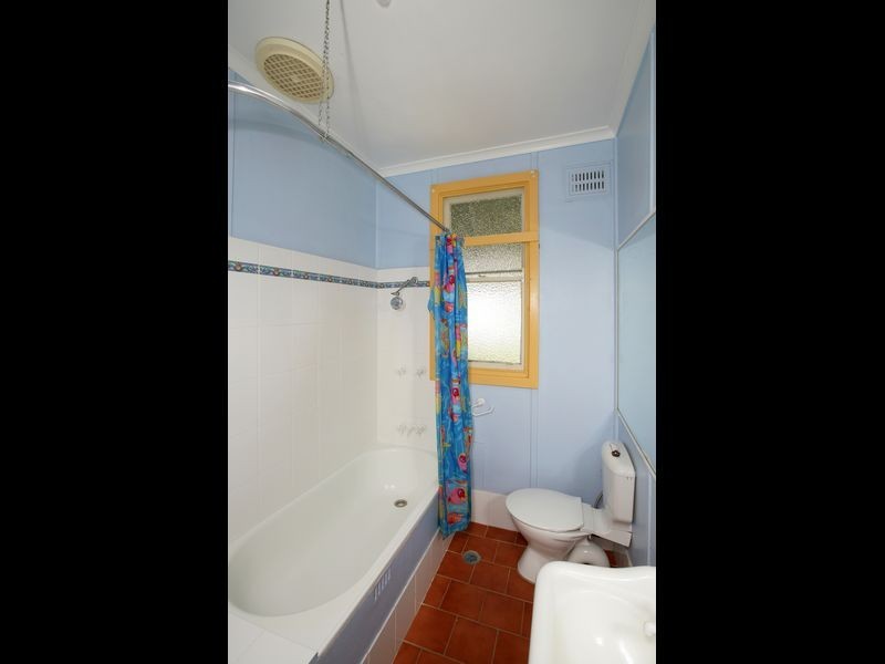8 Phillip Avenue, Mount Austin NSW 2650