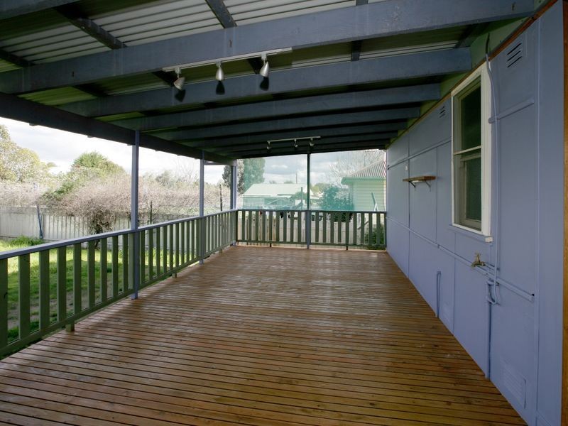 8 Phillip Avenue, Mount Austin NSW 2650