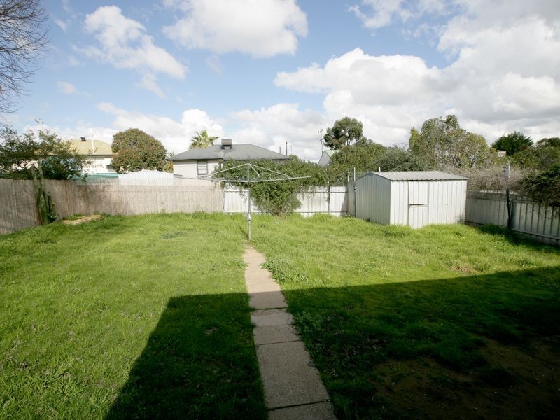 8 Phillip Avenue, Mount Austin NSW 2650