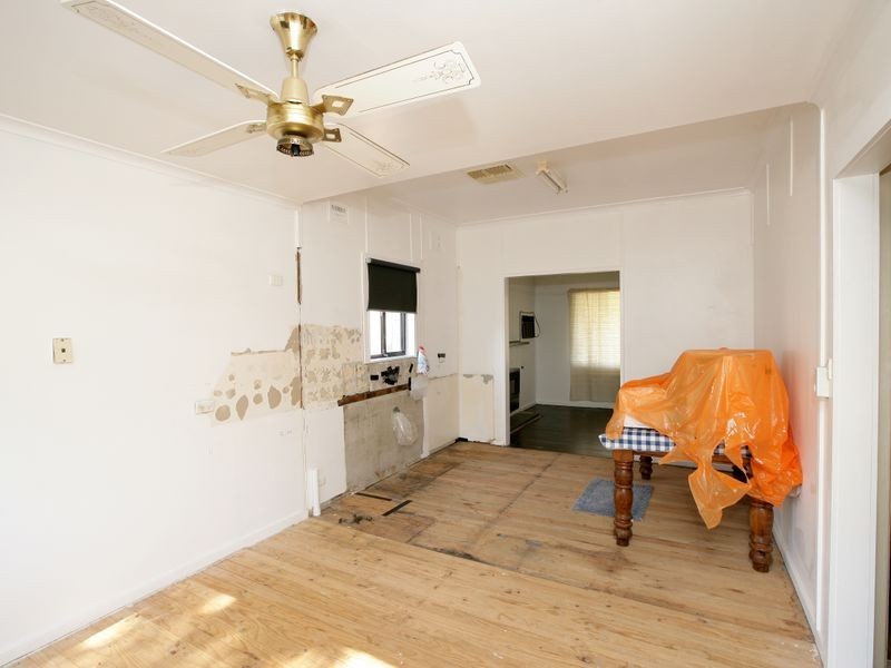 9 Macquarie Street, Mount Austin NSW 2650