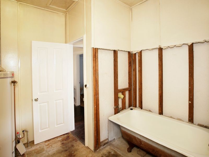 9 Macquarie Street, Mount Austin NSW 2650