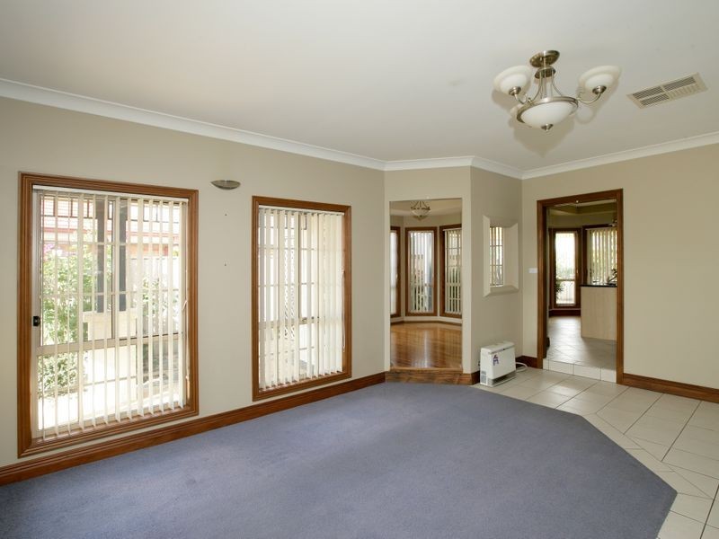 70 Yentoo Drive, Glenfield Park NSW 2650
