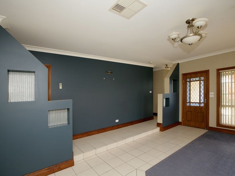 70 Yentoo Drive, Glenfield Park NSW 2650
