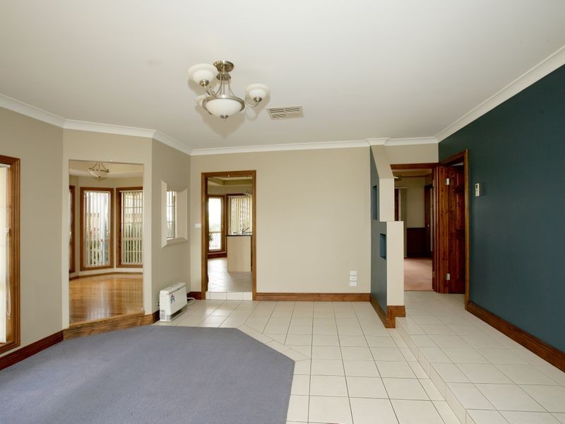 70 Yentoo Drive, Glenfield Park NSW 2650