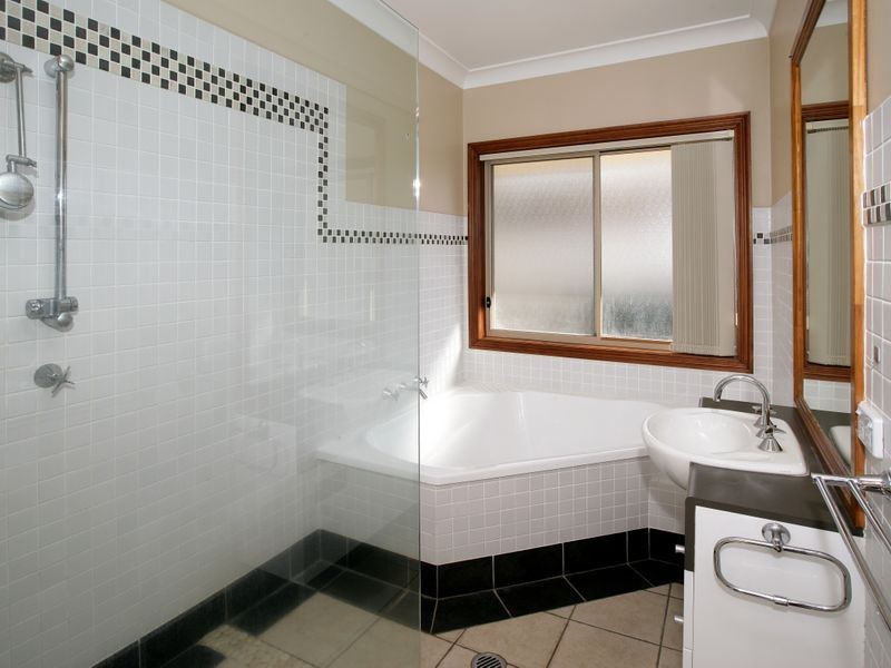 70 Yentoo Drive, Glenfield Park NSW 2650