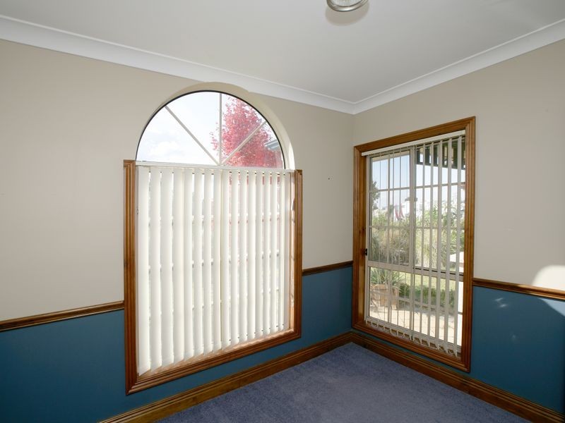70 Yentoo Drive, Glenfield Park NSW 2650