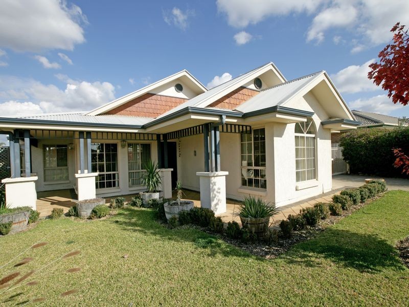 70 Yentoo Drive, Glenfield Park NSW 2650