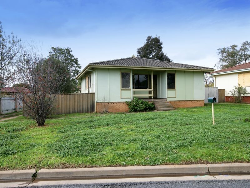 4 Toy Place, Tolland NSW 2650