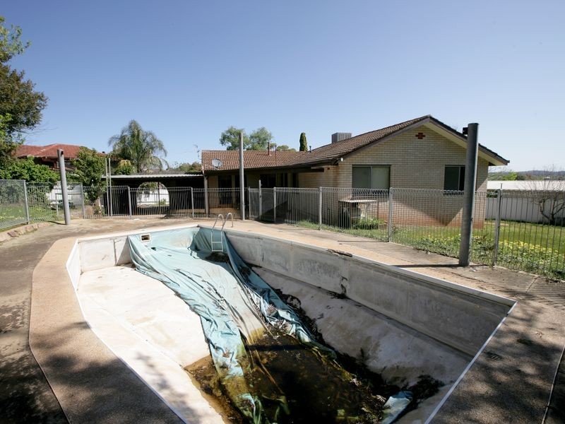 4 Quambi Place, Mount Austin NSW 2650