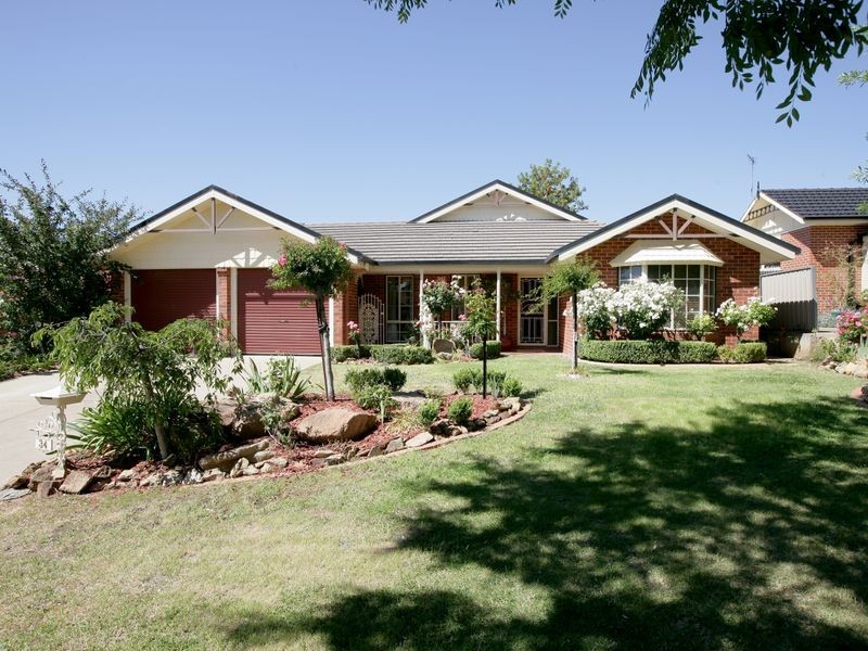 34 Simkin Crescent, Kooringal NSW 2650