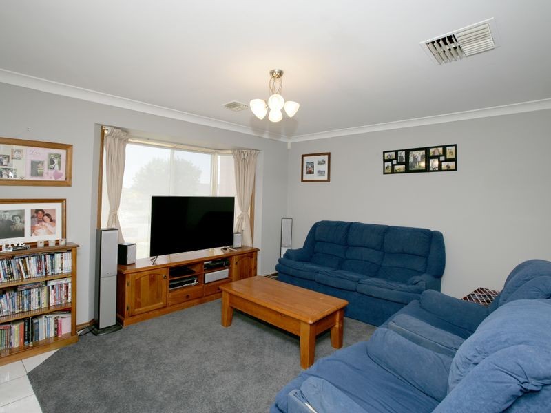 8 Boree Avenue, Forest Hill NSW 2651