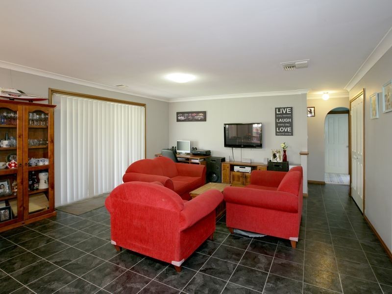 8 Boree Avenue, Forest Hill NSW 2651