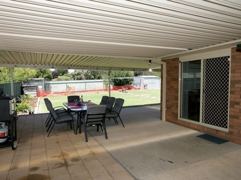 8 Boree Avenue, Forest Hill NSW 2651