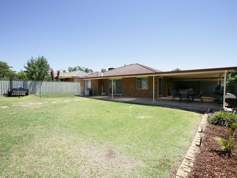 8 Boree Avenue, Forest Hill NSW 2651