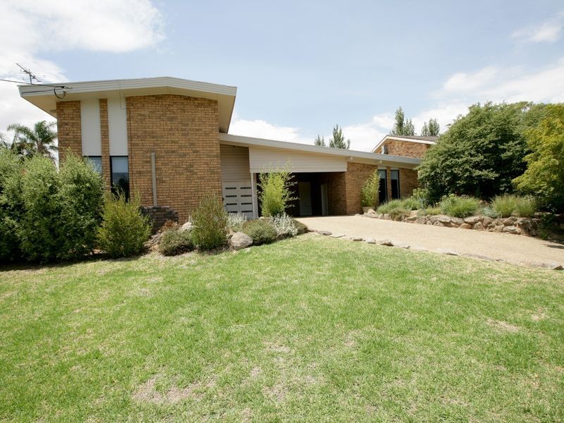 18 Churchill Avenue, Kooringal NSW 2650