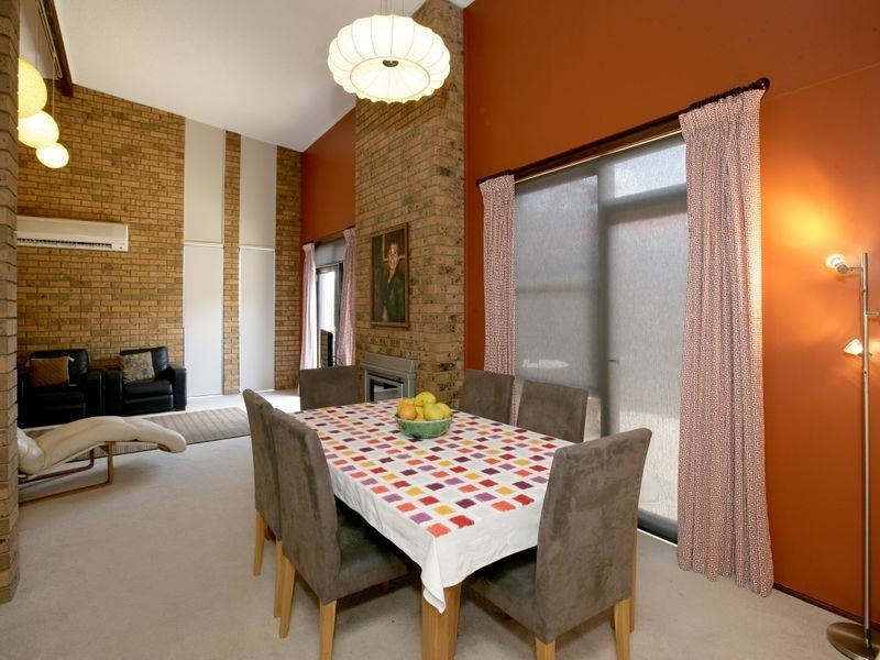 18 Churchill Avenue, Kooringal NSW 2650